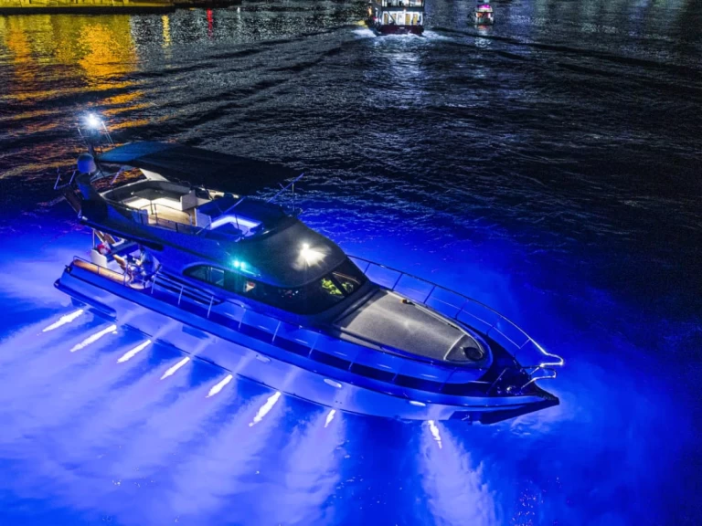 Hire Luxury Yacht Vip with a boat licence