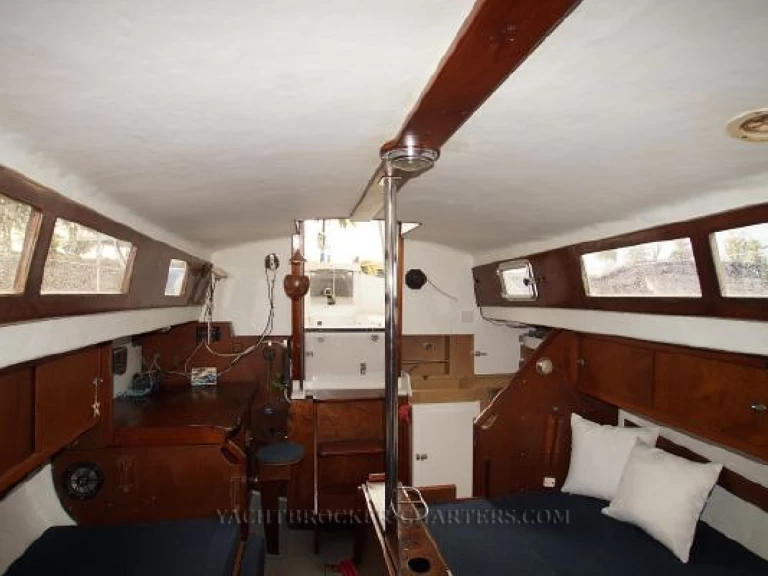 Hire Sailboat Amel with a boat licence