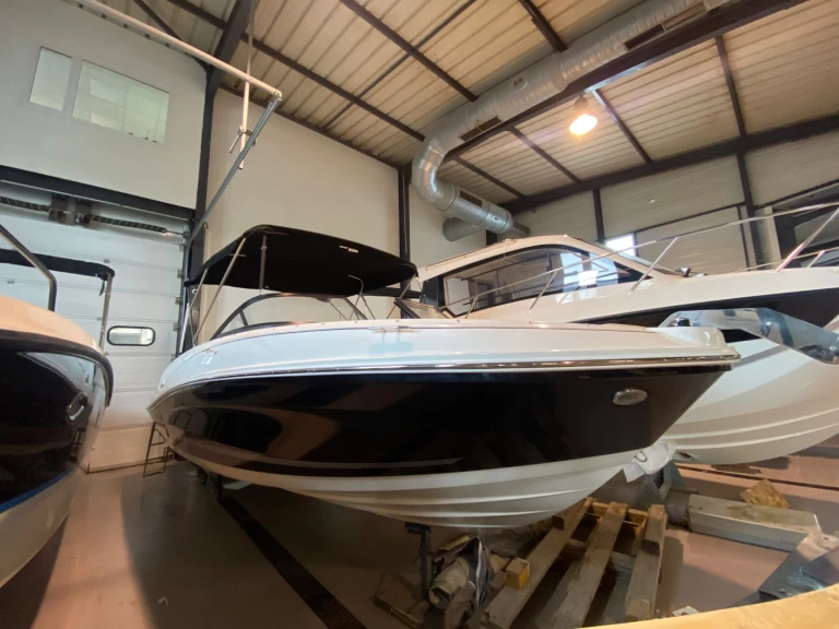 Charter a Bayliner VR5 OB in Port Fréjus on Samboat