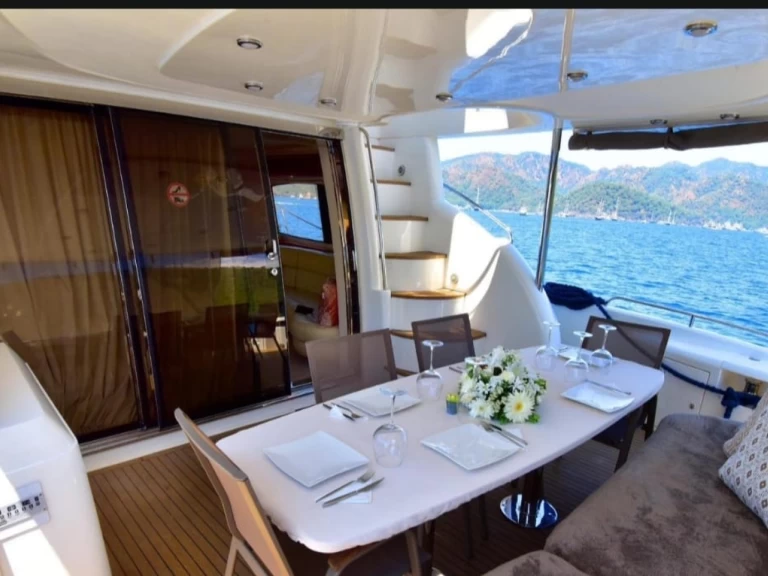 Charter a Sunseeker Manhattan 74 in Göcek on Samboat