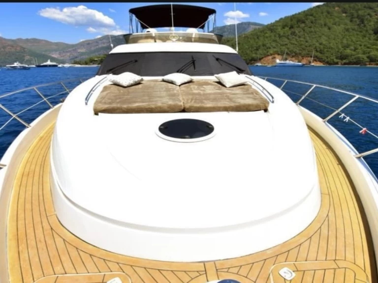 Hire Luxury Yacht Sunseeker with a boat licence