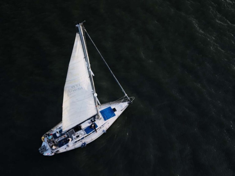 Sailboat to hire Horta at the best price