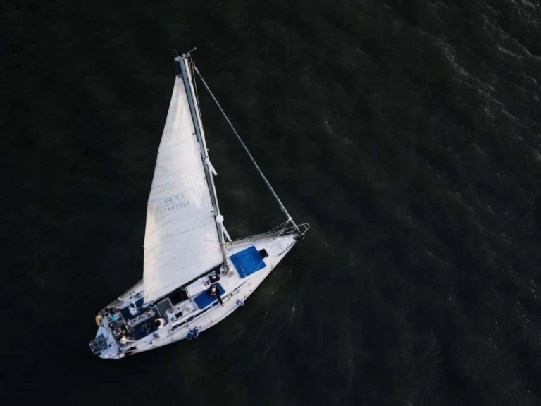 Sailboat to hire Horta at the best price