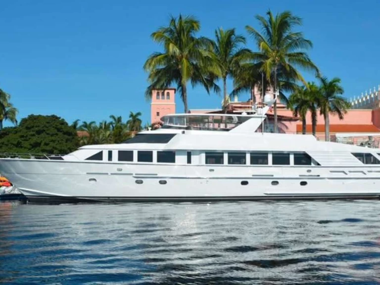 Hire Luxury Yacht Hatteras with a boat licence
