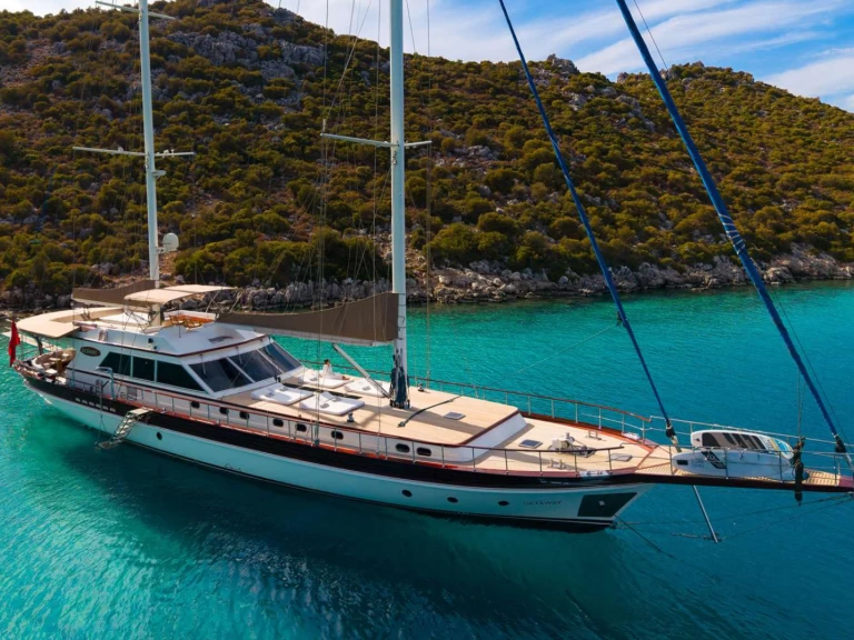 Hire a MURAL SHIPYARDS GETAWAY Marmaris