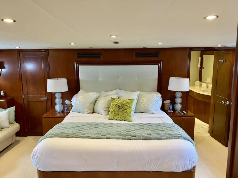 Hire Luxury Yacht Hatteras with a boat licence