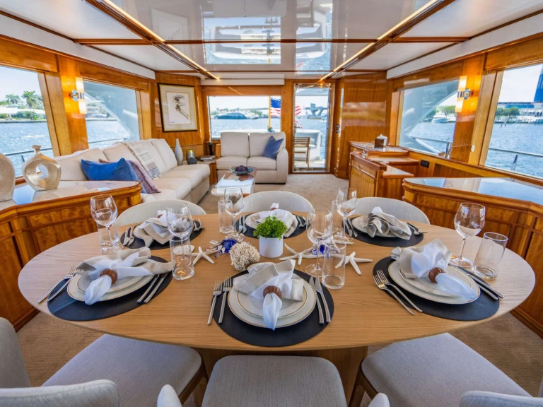 Hire Luxury Yacht Intermarine with a boat licence