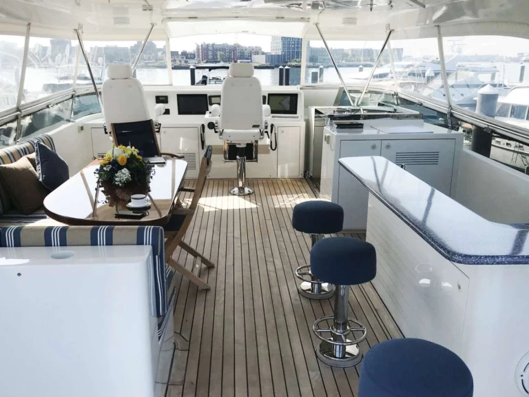 Luxury Yacht to hire Stuart at the best price