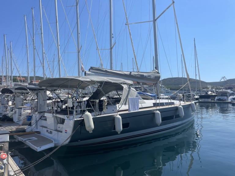 Sailboat to hire Šibenik at the best price