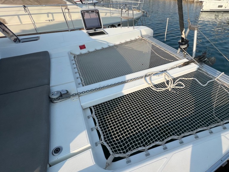 Catamaran to hire Alimos at the best price
