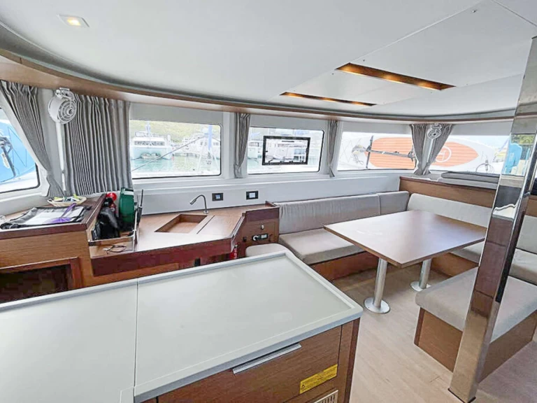 Hire Luxury Yacht Lagoon with a boat licence