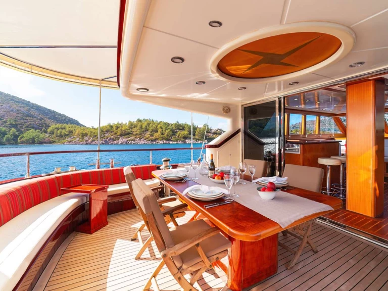 Hire a MURAL SHIPYARDS SERENITY 86 Marmaris