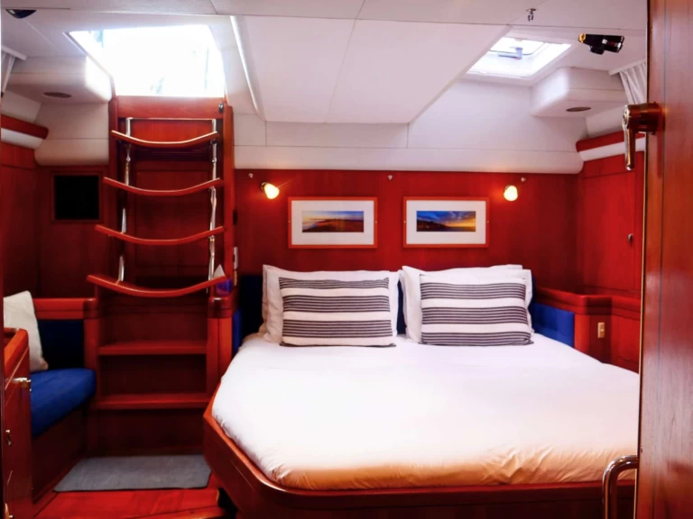 Hire Luxury Yacht Oyster Marine with a boat licence