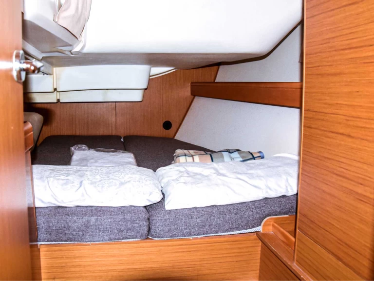 Charter a Jeanneau Sun Odyssey 42i in Castiglioncello on Samboat