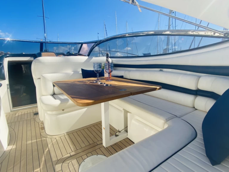 Hire Motorboat Sunseeker with a boat licence