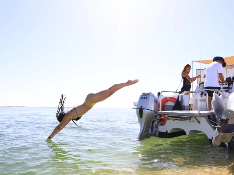 Hire Motorboat Cheetah Marine with a boat licence