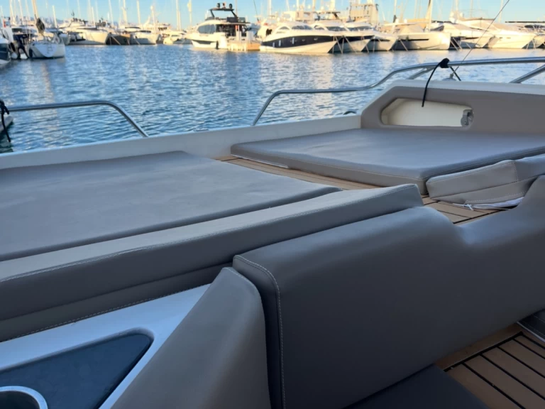 Yacht charter Palma de Mallorca - Sunseeker Thunderhawk 43 on SamBoat