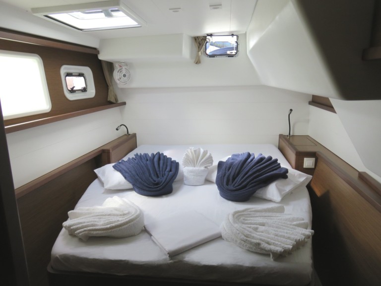 Yacht hire Marseille cheap Lagoon 450 F