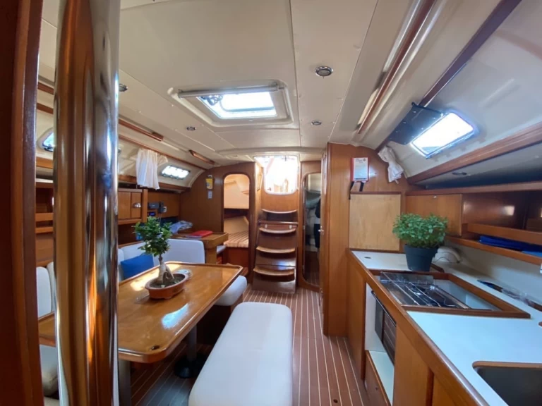 Hire a Dufour Dufour 385 Grand Large Lefkáda