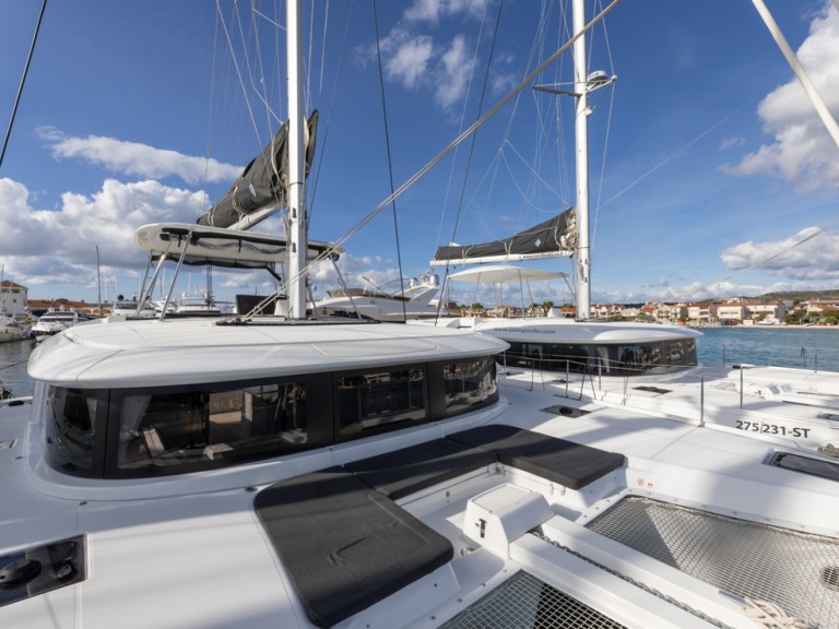 Hire Catamaran Lagoon with a boat licence