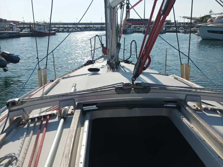 Charter a Bénéteau Oceanis 37 in Lefkáda on Samboat