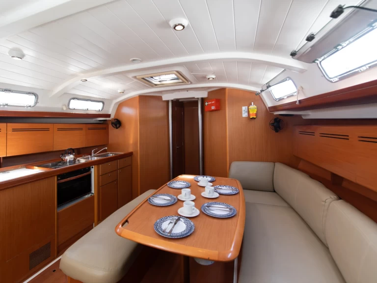 Charter a Bénéteau Cyclades 43.4 in Lefkáda on Samboat