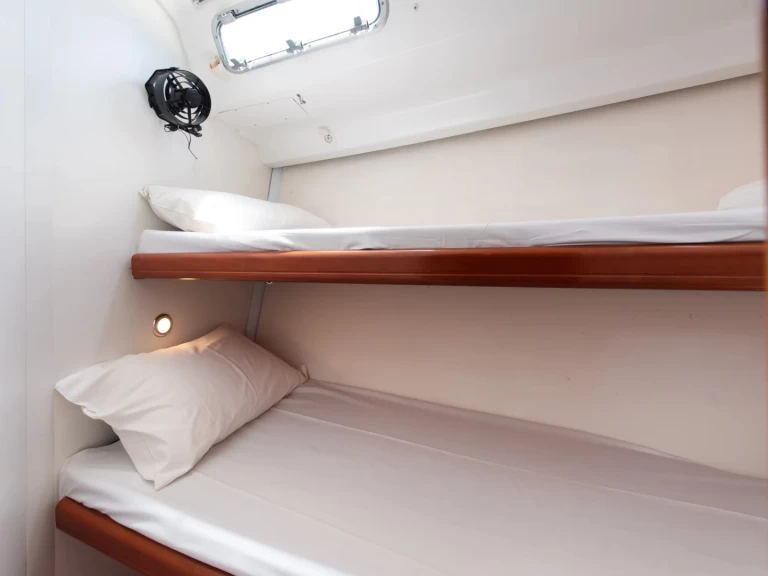 Hire Sailboat with or without skipper Bénéteau Lefkáda