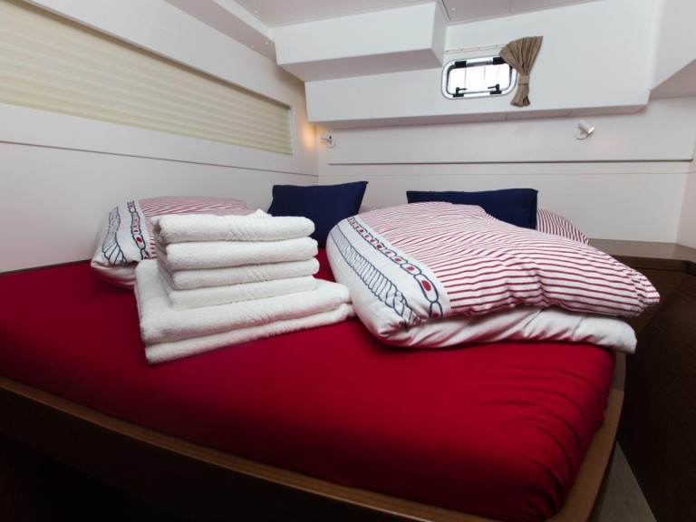 Hire Catamaran Lagoon with a boat licence