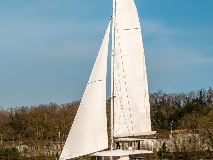 Hire Catamaran Lagoon with a boat licence