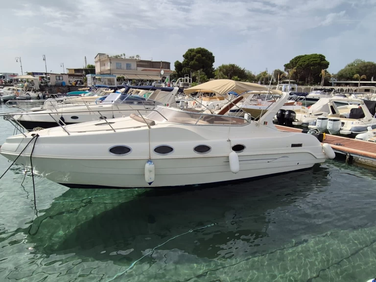 Hire Motorboat Coverline with a boat licence