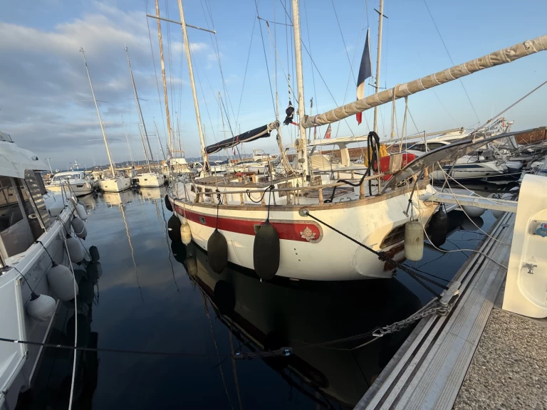 Sailboat to hire Cannes at the best price