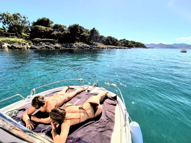 Motorboat hire in Vieux Port de Cannes - Bénéteau Flyer 6.6 SUNdeck