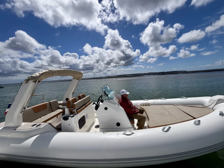 Hire a Zodiac Medline 7.5 Arcachon