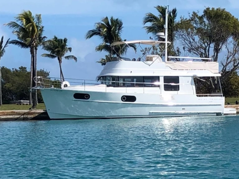 Yacht charter Golfe-Juan - Bénéteau Swift Trawler 44 on SamBoat