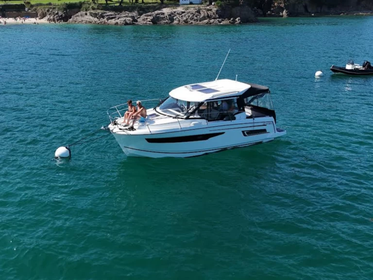 Hire Motorboat Jeanneau with a boat licence