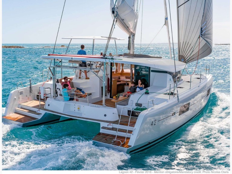 Hire Catamaran Lagoon with a boat licence