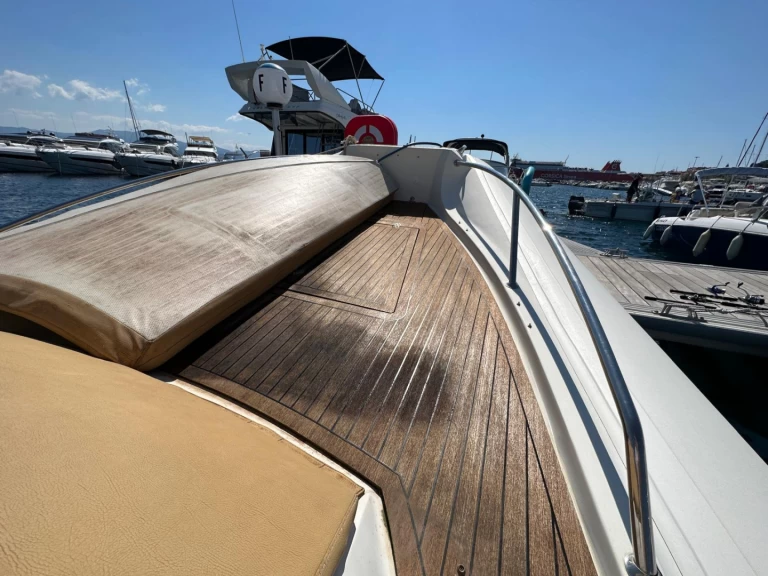 Hire RIB Nuova Jolly with a boat licence