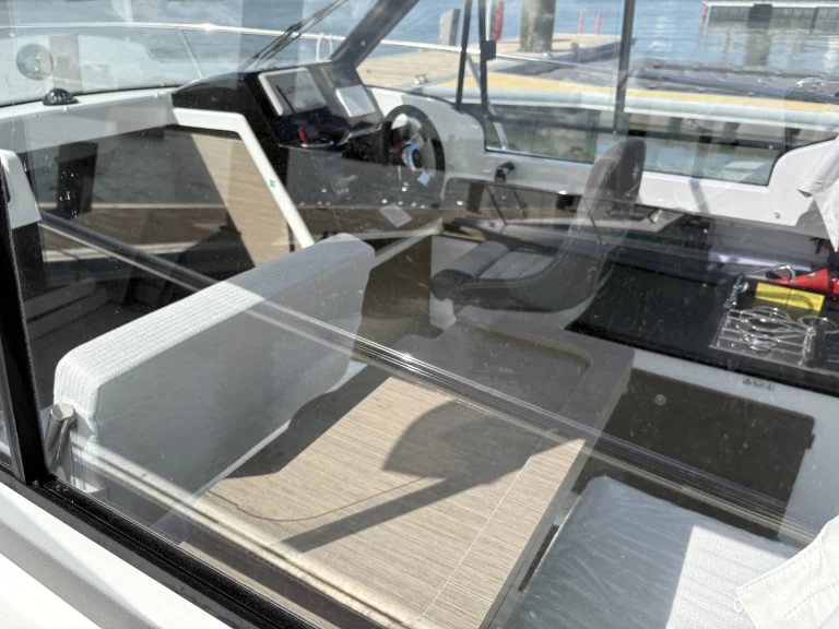Charter a Jeanneau Merry Fisher 695 series2 in Ouistreham on Samboat