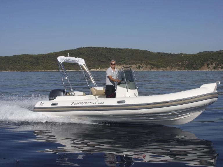 RIB hire in Port de Fort-de-France - Capelli Tempest 625 Easy