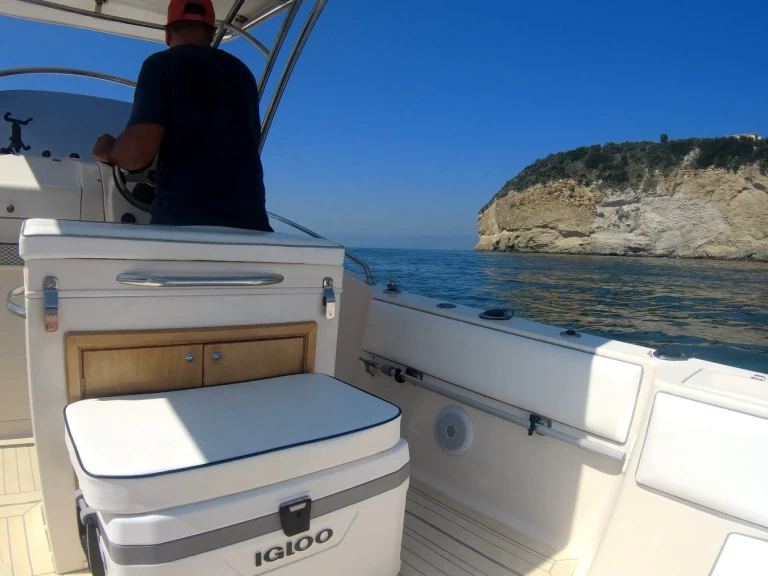 Hire Motorboat Ranieri with a boat licence