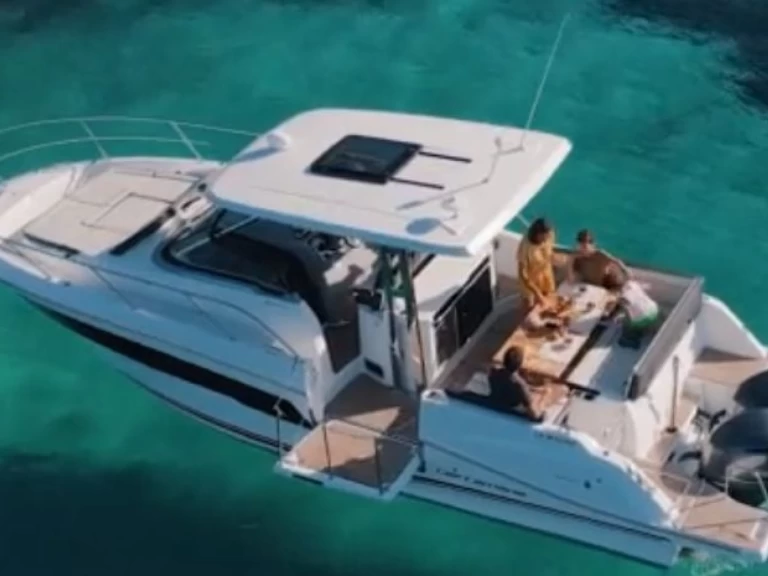 Motorboat hire in Cogolin - Jeanneau CAP CAMARAT 10.5