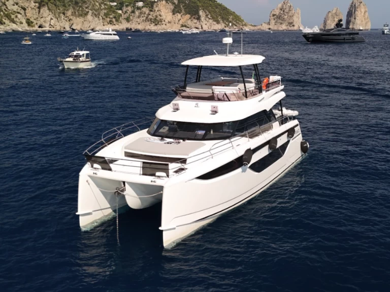 Hire Motorboat Jeanneau with a boat licence