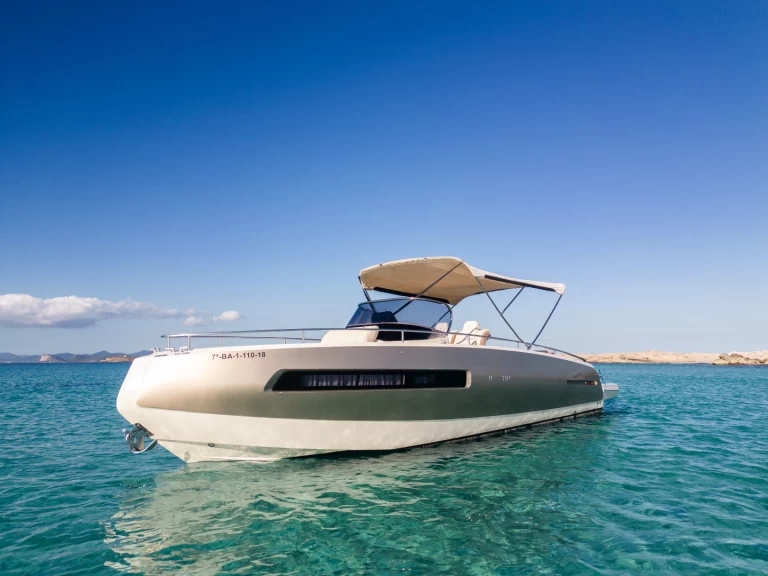 Hire Motorboat Invictus  with a boat licence