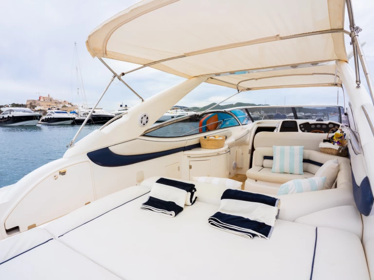 Hire Motorboat Sunseeker with a boat licence