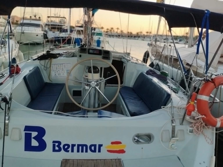 Charter a Bénéteau Oceanis 43 in La Manga on Samboat