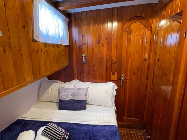Yacht hire Orikum cheap 78