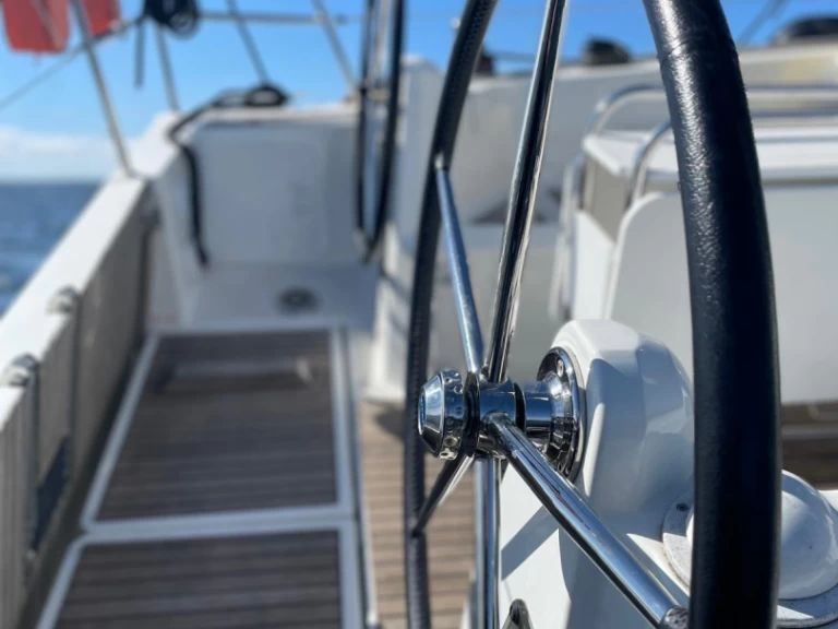 Hire Sailboat Jeanneau with a boat licence