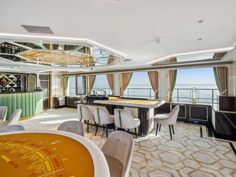 Yacht charter Dubai - Benetti BOMBAY on SamBoat