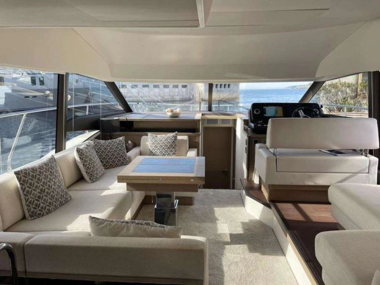 Hire Luxury Yacht Jeanneau with a boat licence