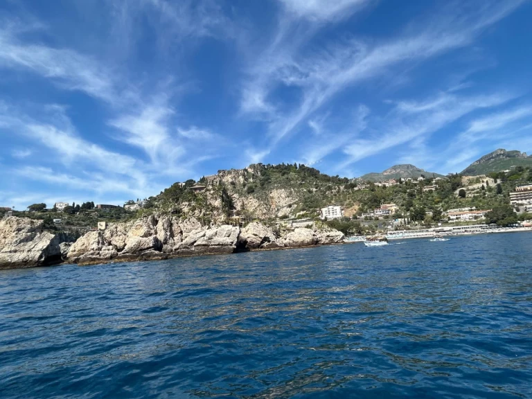 Motorboat to hire Giardini-Naxos at the best price